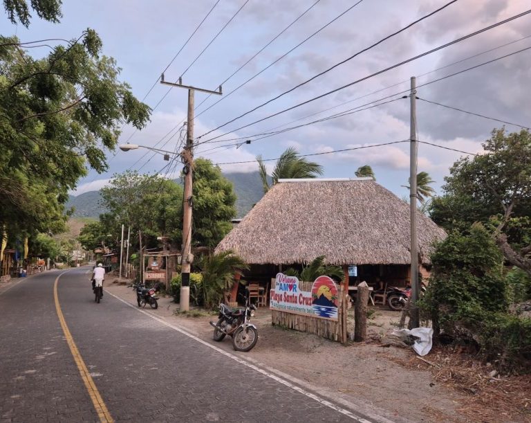 „Blaue Stunde“ am Hotel Das lautstarke Vogelgezwitscher ist leider nicht zu hören 😊