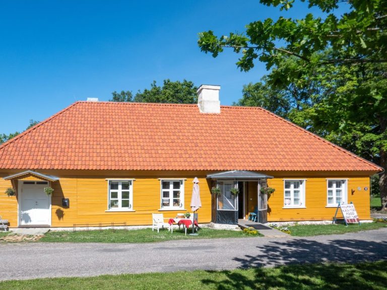 Kunsthandwerks-Laden in Kärdla Das Gebäude ist sehr schön renoviert