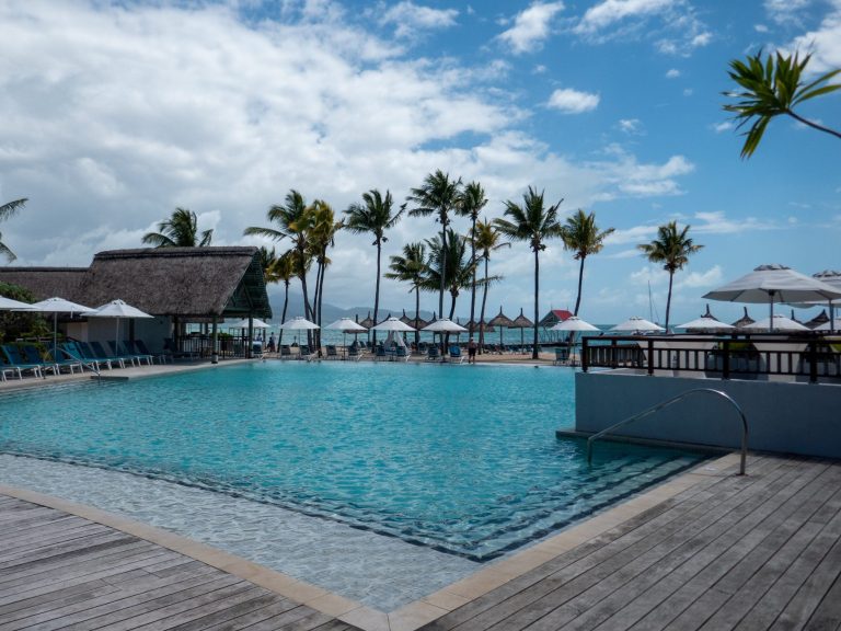 Das Hotel befindet sich im östlichen Teil der Insel