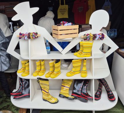 Für Mitwirkende waren jedoch die gelben Stiefel vermutlich zu auffallend