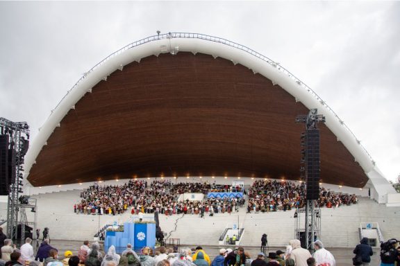 Zum Anfang des Fests treten erst einmal kleinere Chorformationen auf