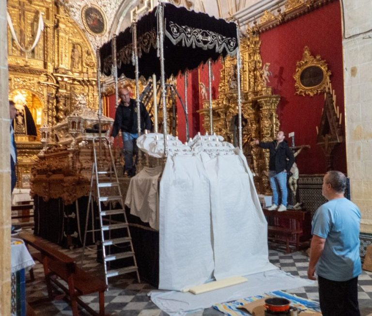 „Iglesia de San Pedro“ Beeindruckende Kirche und Arbeiten für die Prozession zu Ostern
