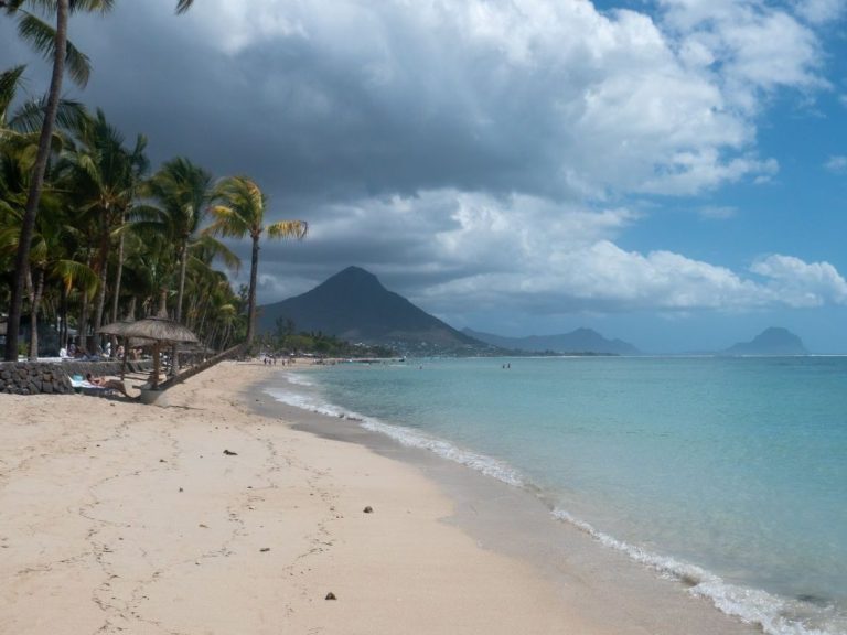 Richtung Süden mit dem „Tourelle du Tamarin“ Der Berg ragt immerhin mit 563m fast unmittelbar aus dem Wasser