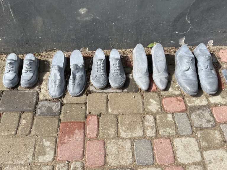 Schuhe statt Stolpersteine - die Aussage zum Gedenken ist gleich!