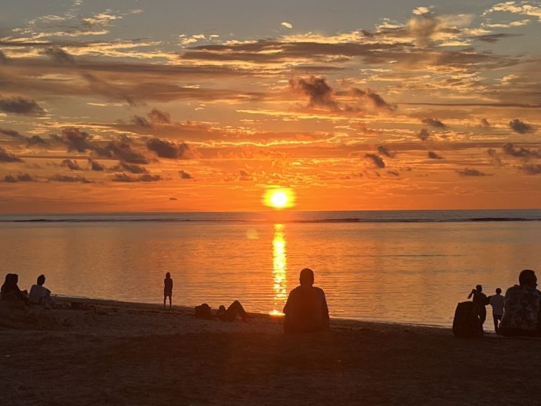 Sonnenuntergang am „Flic en Flac Beach“ Jeden Abend mit völlig anderen Wolkenformationen