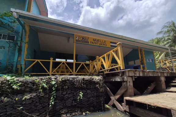 Wir haben erlebt, dass uns ein größeres Boot entgegenkam und unsere Begleiter sichtlich sehr vorsichtig agierten