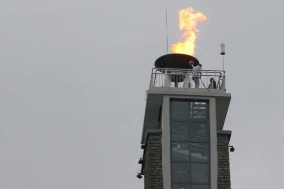 Der Turm passt gut zur „Sängermuschel”; beide Bauwerke wurden von estnischen Architekten in den 60er Jahren entworfen