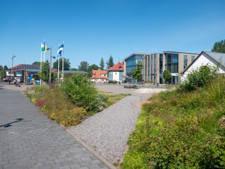 Zentrum der „Inselhauptstadt“ Kärdla Der weitläufig besiedelte Ort ist eine geruhsame und stille „Hauptstadt“