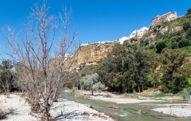 Blick vom Tal des Flusses „Guadalete“ Der kleine Fluss schlängelt sich um den imposanten Felsen