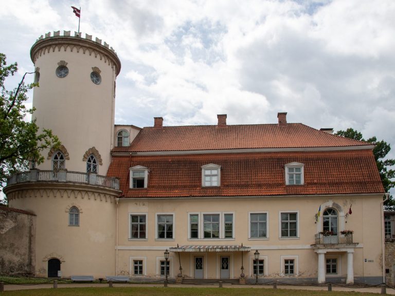 1777 durch den Grafen Karl von Sievers gekauft, heute Geschichtsmuseum