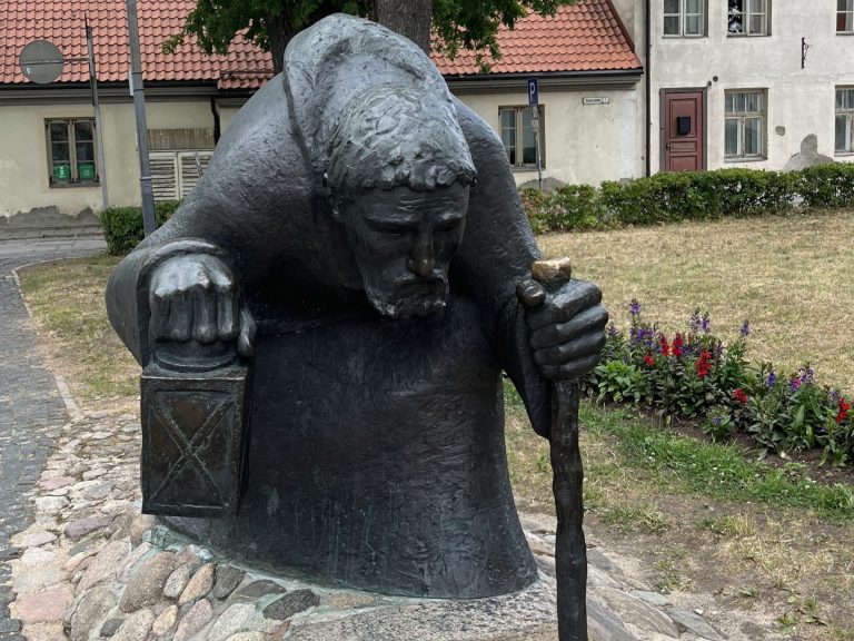 Berühmte Skulptur in Stadt von Cesis in Lettland. Dieser Mann, der durch die Jahrhunderte geht, ...