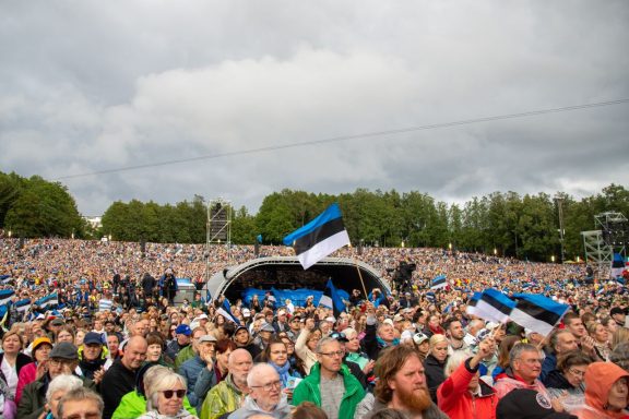Bei Regen gibt es viel Matsch, die Stimmung war dennoch auf allen Plätzen von Freude am Fest bestimmt