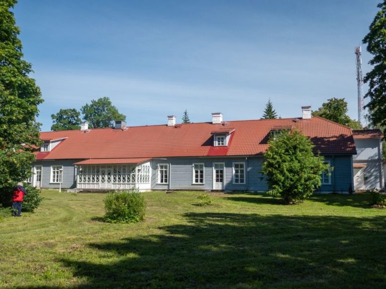 Ehemalige Fabrik: Hiiumaa Muuseumi „Pikk Maja“ Im klassischen „Langhaus“ (Pikk Maja) ist ein Museum untergebracht