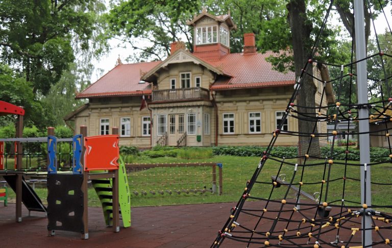 Einige schöne Holz- und Kaufmannshäuser sind in Cēsis noch erhalten; die Verwendung als Kindergarten ist nicht ungewöhnlich!