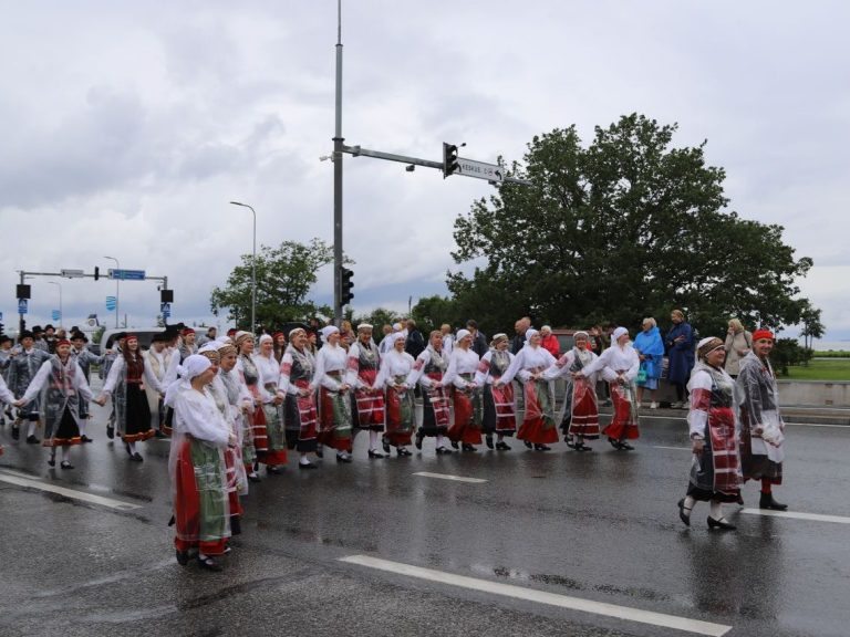 Dem Dauerregen wurde mit Singen und guter Laune getrotzt