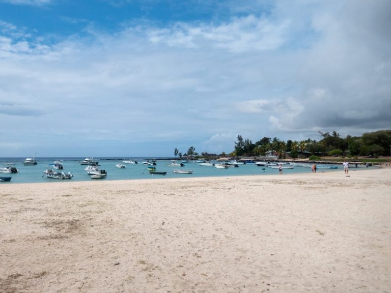 Eine kleine Marine für Ausflugsboote und zwei Hotels