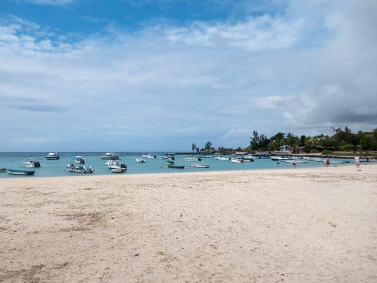 Kleine Marina für Ausflugsboote Eine kleine Marine für Ausflugsboote und zwei Hotels