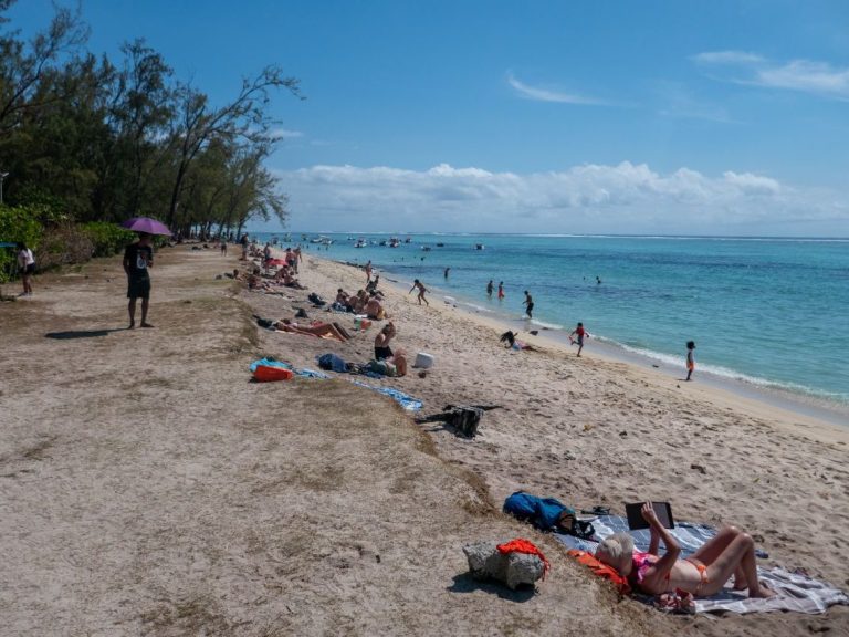 Öffentlicher Strand auf der „Le Morne“ Halbinsel Die schönsten Strände sind allerdings von benachbarten Hotels belegt