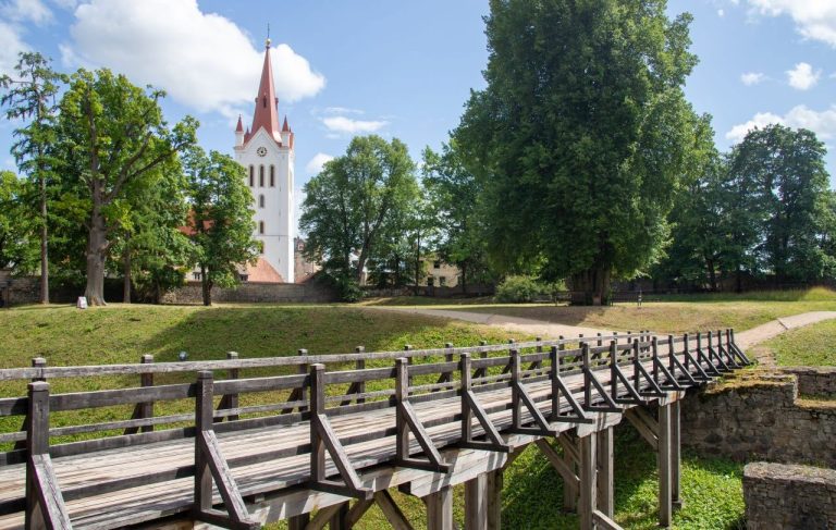 Der schön gestaltete Schlosspark umgibt die Burgruine und bietet schöne Blicke auf die Altstadt 
