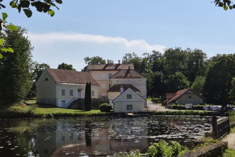 Der schöne Gutshof beinhaltet ein sehr angenehmes Hotel