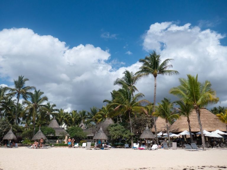 Viele Resorts liegen in tropischen Gärten direkt am Strand