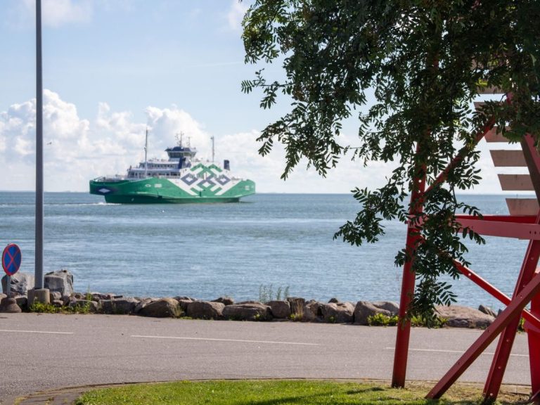 Fähre von Hiiumaa zum Festland In der Hauptsaison werden täglich 3 bis 4 Fahrten angeboten