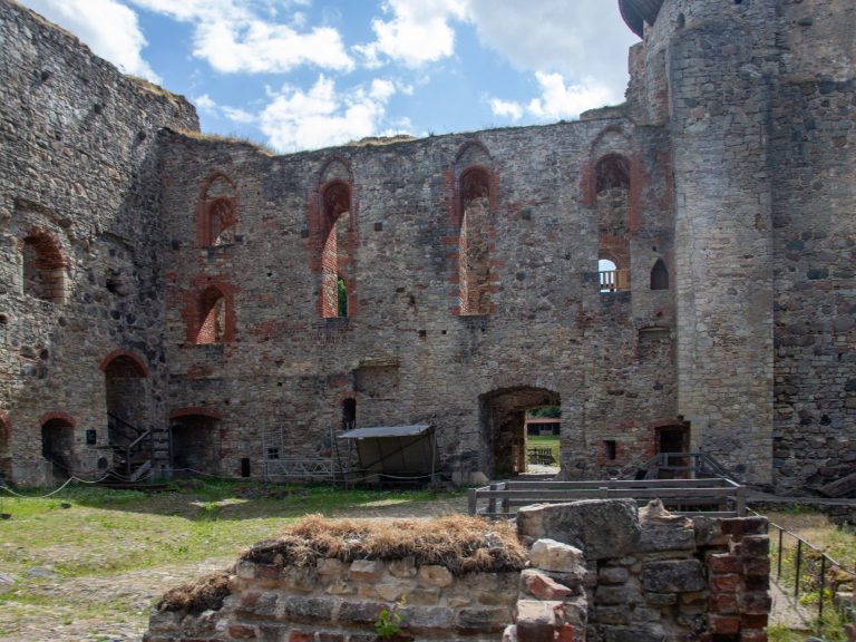 Die Burg war mit einer rechteckigen Burgform eine in sich geschlossene Kastellburg